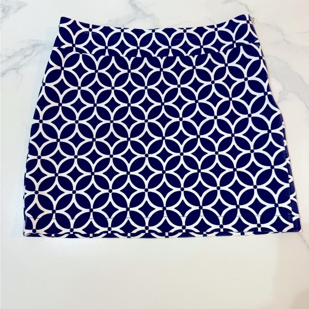 Banana republic women’s geometric skirt, size 6, blue and white